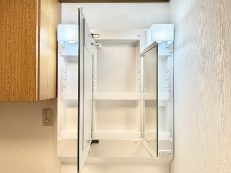 ���̑����� �O�ʋ��̗��ɁA���ϕi��q���p�i�Ȃǂ����[�\�B���ʑ����������ƕۂ��܂��I