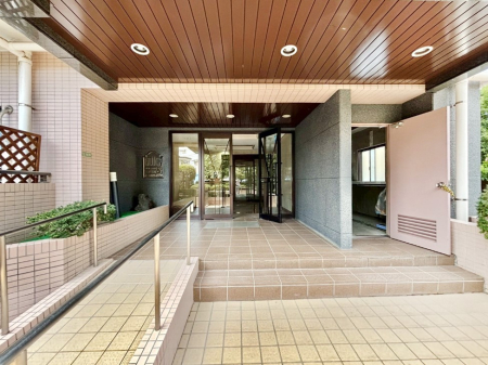 �G���g�����X �O�� �Y��ȃG���g�����X�́A���Z�҂�D�����}������Ă���܂�  