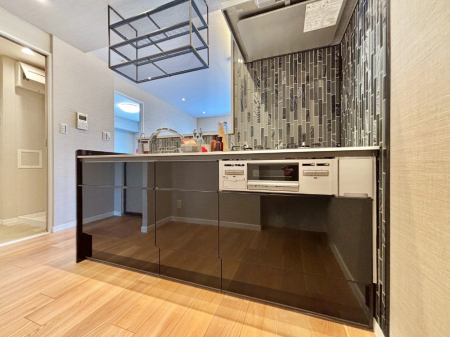 �L�b�`�� ���r���O�ŗV�Ԃ��q�l�������Ȃ��炨�������ł���ΖʃL�b�`���B  