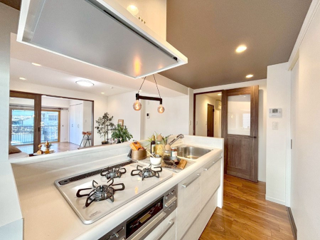 �L�b�`�� ���������Ȃ���ł����Ƒ��Ƃ̉�b���y���߂�ΖʃL�b�`��