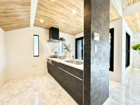 �L�b�`�� �u�₩�ȕ����ʂ蔲����L�b�`���B��������̂Ŗ��邭���C�ɂ��𗧂��܂��B�@