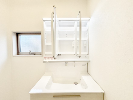 ���̑����� �O�ʋ��̗��ɁA���ϕi��q���p�i�Ȃǂ����[�\�B���ʑ����������ƕۂ��܂��I