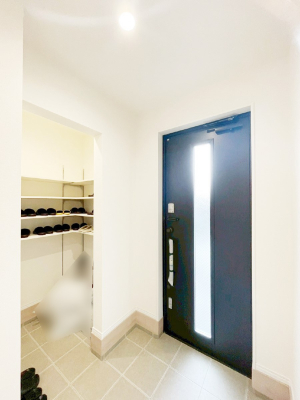 ���� �K���X�X���b�g�̓��������փh�A�������Ɍ���͂��Ă���܂�