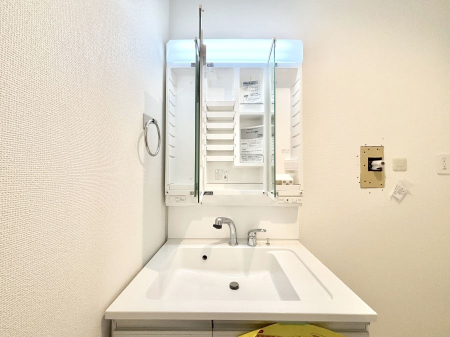 ���̑����� �O�ʋ��̗��ɁA���ϕi��q���p�i�Ȃǂ����[�\�B���ʑ����������ƕۂ��܂��I