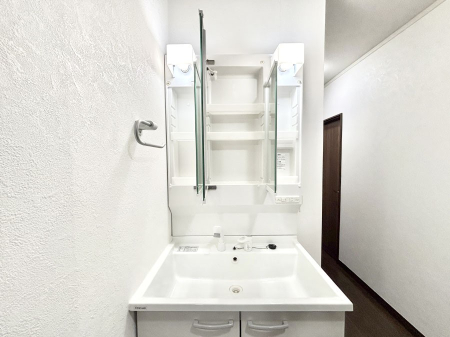 ���̑����� �O�ʋ��̗��ɁA���ϕi��q���p�i�Ȃǂ����[�\�B���ʑ����������ƕۂ��܂��I