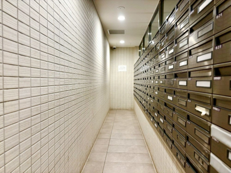 ���̑� �|�X�g�̓G���g�����X���ɂ���̂ŉJ�ɔG�ꂸ�X�ւ��󂯎��܂��ˁI