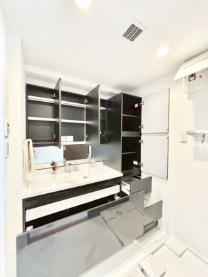 ���̑����� �O�ʋ��̗��ɁA���ϕi��q���p�i�Ȃǂ����[�\�B���ʑ����������ƕۂ��܂��I