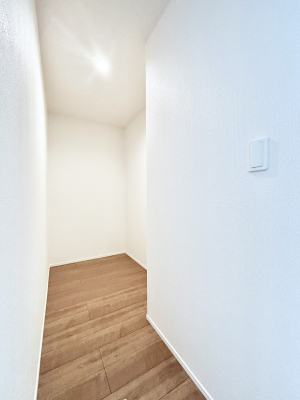 ���[ �L�b�`���ɂ͑�e�ʂ̎��[���\�ȃE�H�[�N�C���^�C�v�̃p���g���[�I