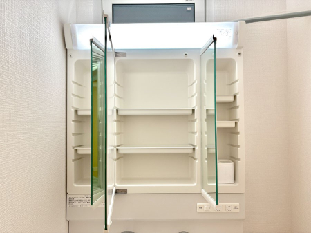 ���̑����� �O�ʋ��̗��ɁA���ϕi��q���p�i�Ȃǂ����[�\�B���ʑ����������ƕۂ��܂��I