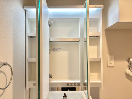 ���̑����� �O�ʋ��̗��ɁA���ϕi��q���p�i�Ȃǂ����[�\�B���ʑ����������ƕۂ��܂��I