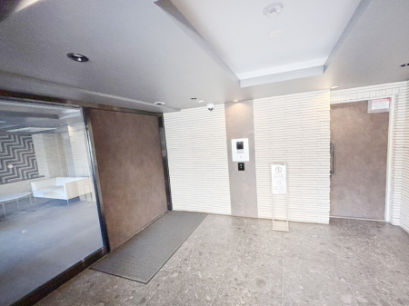 �G���g�����X �O�� �Y��ȃG���g�����X�́A���Z�҂�D�����}������Ă���܂�  