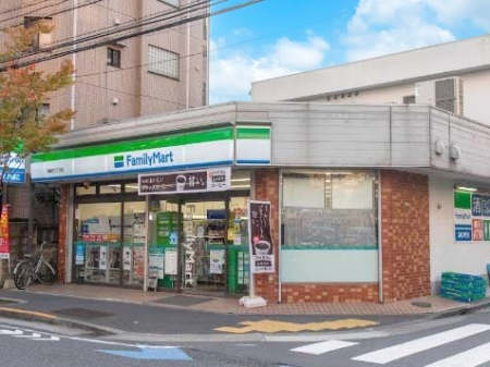 ���ӊ� �R���r�j 300m �t�@�~���[�}�[�g �슋���O���ړX