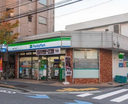 ���ӊ� �R���r�j 300m �t�@�~���[�}�[�g �슋���O���ړX