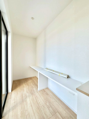 ���̑� ���r���O�ɂ��郆�[�e�B���e�B�[�X�y�[�X�ł��B�J�E���^�[������̂ł��C�ɓ���̕�����������A���[�N�X�y�[�X�Ƃ��Ă��g�����F�X�ł��B