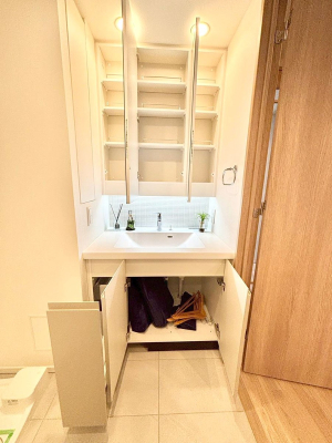 ���̑����� �O�ʋ��̗��ɁA���ϕi��q���p�i�Ȃǂ����[�\�B���ʑ����������ƕۂ��܂��I