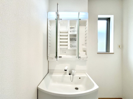 ���̑����� �O�ʋ��̗��ɁA���ϕi��q���p�i�Ȃǂ����[�\�B���ʑ����������ƕۂ��܂��I