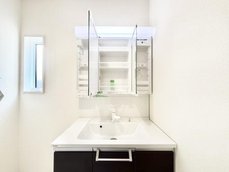 ���ʑ�E���ʏ� �O�ʋ��̗��ɁA���ϕi��q���p�i�Ȃǂ����[�\�B���ʑ����������ƕۂ��܂��I  