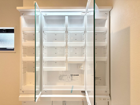 ���̑����� �O�ʋ��̗��ɁA���ϕi��q���p�i�Ȃǂ����[�\�B���ʑ����������ƕۂ��܂��I