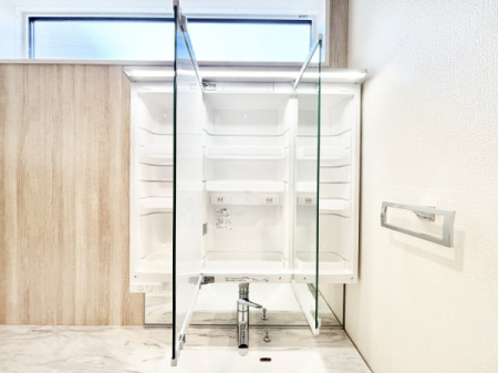 ���ʑ�E���ʏ� �O�ʋ��̗��ɁA���ϕi��q���p�i�Ȃǂ����[�\�B���ʑ����������ƕۂ��܂��I  