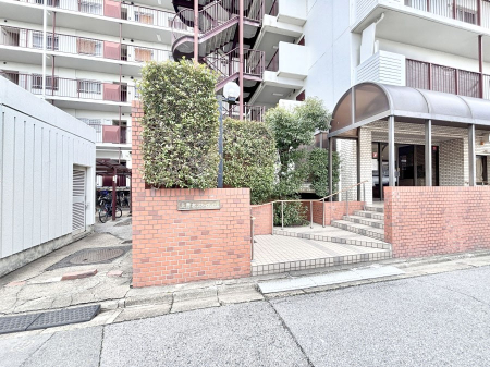 �G���g�����X �O�� �Y��ȃG���g�����X�́A���Z�҂�D�����}������Ă���܂�  