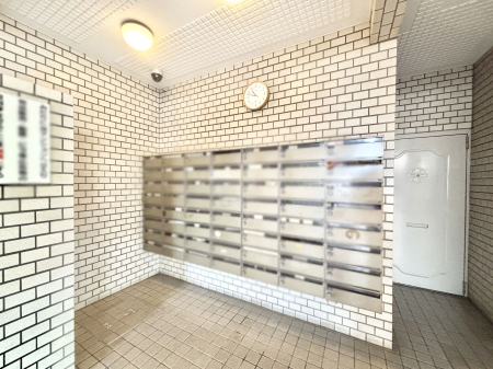 ���̑� �|�X�g�̓G���g�����X���ɂ���̂ŉJ�ɔG�ꂸ�X�ւ��󂯎��܂��ˁI