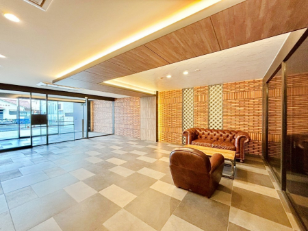 ���̑� �҂����킹�ꏊ�Ƃ��Ă��֗��ȃG���g�����X���r�[ 