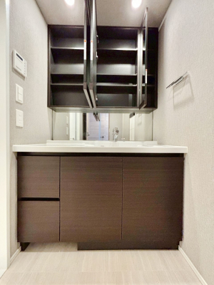 ���̑����� �O�ʋ��̗��ɁA���ϕi��q���p�i�Ȃǂ����[�\�B���ʑ����������ƕۂ��܂��I