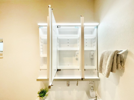 ���ʑ�E���ʏ� �O�ʋ��̗��ɁA���ϕi��q���p�i�Ȃǂ����[�\�B���ʑ����������ƕۂ��܂��I  