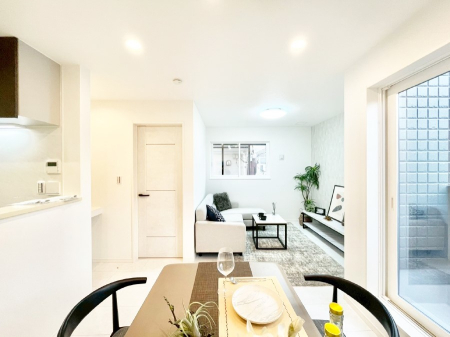 ���r���O ���邢�z���������A�����̕��͋C�ɖ�������郊�r���O�E�_�C�j���O�B 