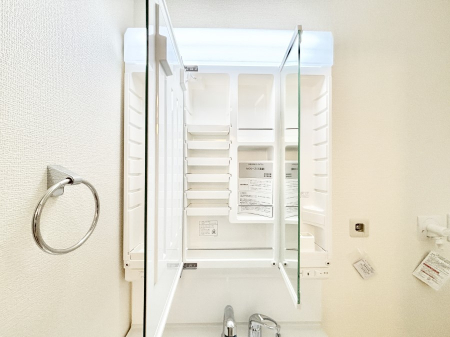 ���̑����� �O�ʋ��̗��ɁA���ϕi��q���p�i�Ȃǂ����[�\�B���ʑ����������ƕۂ��܂��I