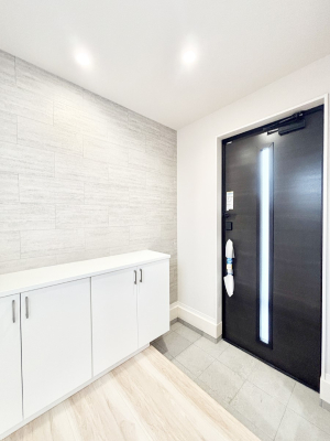 ���� �K���X�X���b�g�̓��������փh�A�������Ɍ���͂��Ă���܂�