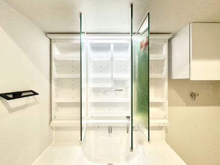 ���̑����� �O�ʋ��̗��ɁA���ϕi��q���p�i�Ȃǂ����[�\�B���ʑ����������ƕۂ��܂��I