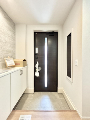 ���� �K���X�X���b�g�̓��������փh�A�������Ɍ���͂��Ă���܂�