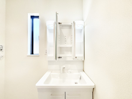 ���ʑ�E���ʏ� �O�ʋ��̗��ɁA���ϕi��q���p�i�Ȃǂ����[�\�B���ʑ����������ƕۂ��܂��I  