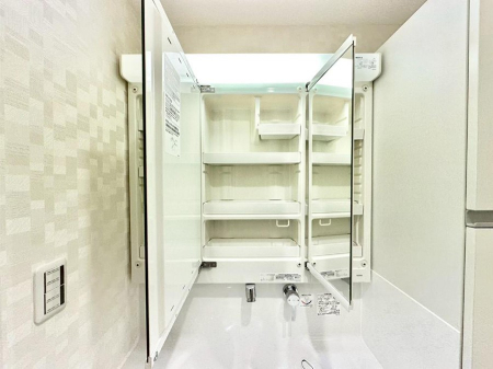 ���̑����� �O�ʋ��̗��ɁA���ϕi��q���p�i�Ȃǂ����[�\�B���ʑ����������ƕۂ��܂��I