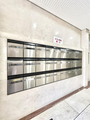 ���̑� �|�X�g�̓G���g�����X���ɂ���̂ŉJ�ɔG�ꂸ�X�ւ��󂯎��܂��ˁI