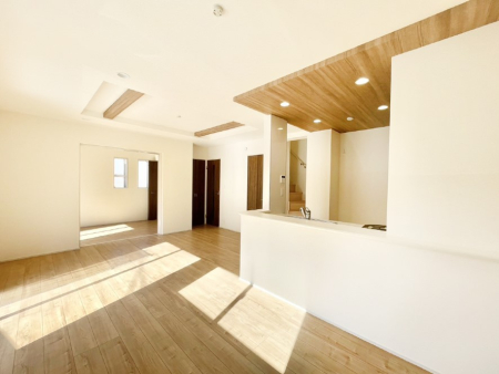 ���r���O ���邢�z���������A�����̕��͋C�ɖ�������郊�r���O�E�_�C�j���O�B 