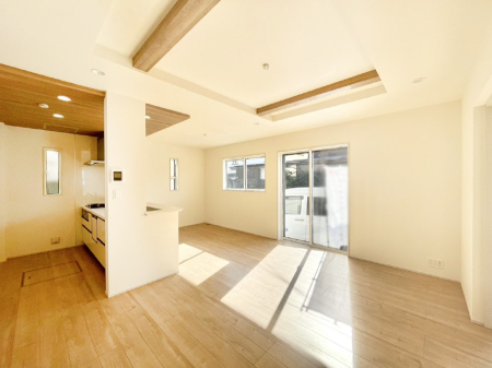 ���̑����� �Ƒ��̏Ί炪���R�Ɛ��܂�Ă���A����ȕ��͋C�̃_�C�j���O�Ɏd�オ���Ă��܂��B