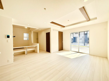 ���̑����� �܂�グ�V��͂͗��̓I�ȉ��s��������̂ŁA�V�䂪�L�������ĊJ���I�ȋ�Ԃ����o�ł��܂��B  