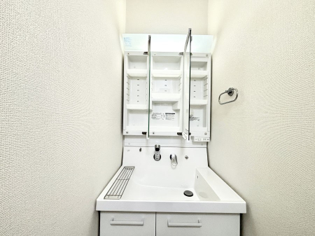 ���̑����� �O�ʋ��̗��ɁA���ϕi��q���p�i�Ȃǂ����[�\�B���ʑ����������ƕۂ��܂��I