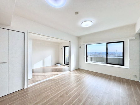 ���r���O ���R������荞�܂�A�Ƒ��c���̏ꏊ�𖾂邭���o