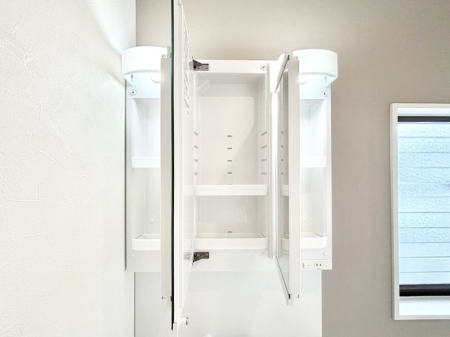 ���̑����� �O�ʋ��̗��ɁA���ϕi��q���p�i�Ȃǂ����[�\�B���ʑ����������ƕۂ��܂��I