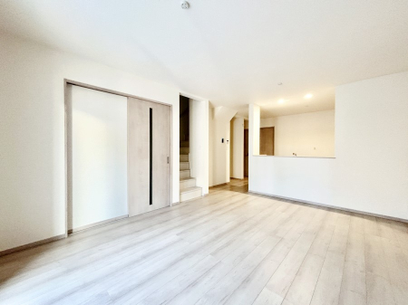 ���r���O ���邢�z���������A�����̕��͋C�ɖ�������郊�r���O�E�_�C�j���O�B �@