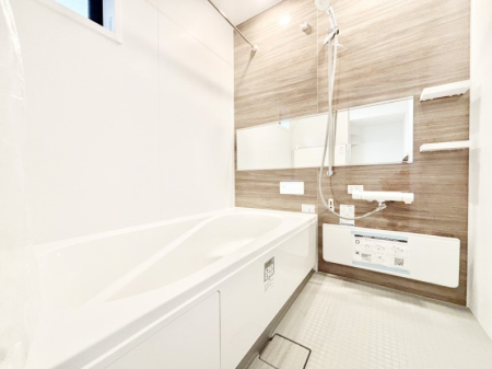 ���� ���������̂���_�[�N�J���[����ɂ����o�X���[����1���̔������t���b�V���I