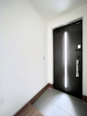 ���� �K���X�X���b�g�̓��������փh�A�������Ɍ���͂��Ă���܂�