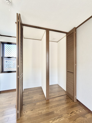 ���[ �m���̃N���[�[�b�g�B�����Ղ�̎��[�X�y�[�X�ŉ��K�ɕ�点���� 