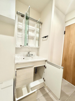 ���̑����� �O�ʋ��̗��ɁA���ϕi��q���p�i�Ȃǂ����[�\�B���ʑ����������ƕۂ��܂��I