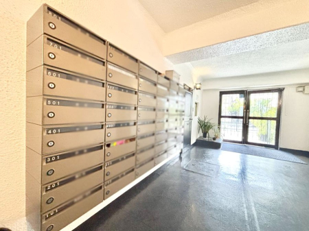 ���̑� �|�X�g�̓G���g�����X���ɂ���̂ŉJ�ɔG�ꂸ�X�ւ��󂯎��܂��ˁI