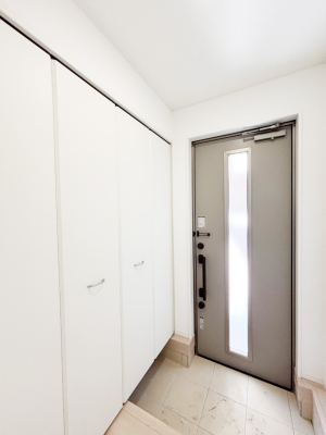 ���� �K���X�X���b�g�̓��������փh�A�������Ɍ���͂��Ă���܂�