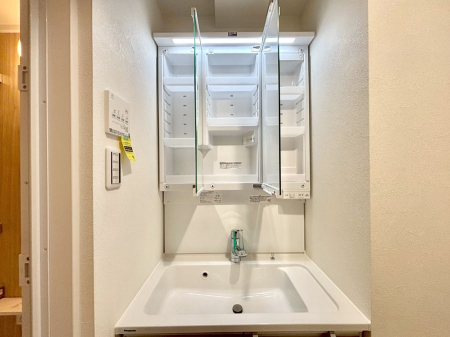 ���̑����� �O�ʋ��̗��ɁA���ϕi��q���p�i�Ȃǂ����[�\�B���ʑ����������ƕۂ��܂��I